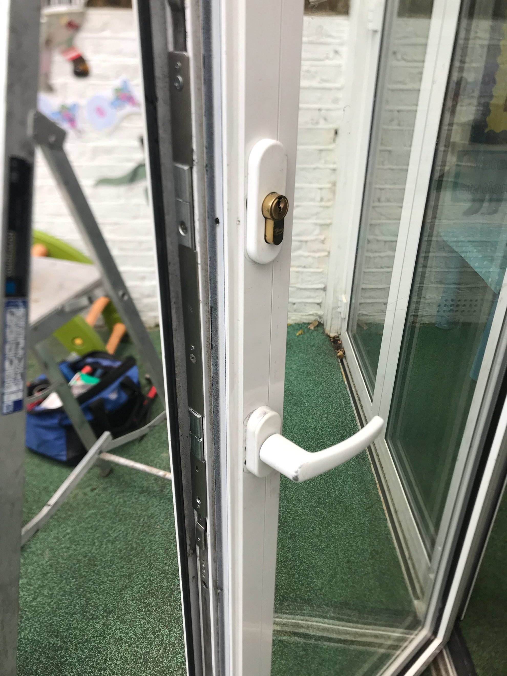 Bifold Door Repair London, Surrey & Kent 02084054614